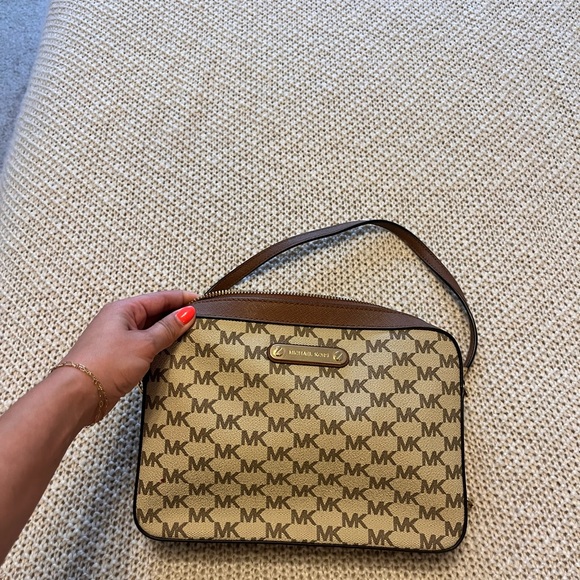 Michael Kors purse in great condition - Picture 11 of 11